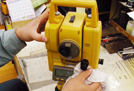 トータルステーション本体清掃